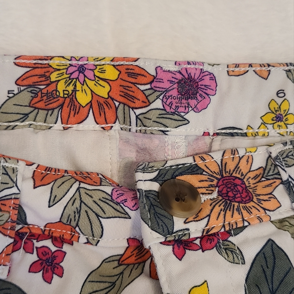 St. John’s Bay Floral Mid-Rise Shorts | 5” Inseam | Summer Print | Size 6 - Picture 4 of 4